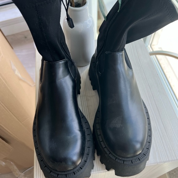 Chunky black Zara boots - worn once - Picture 3 of 3
